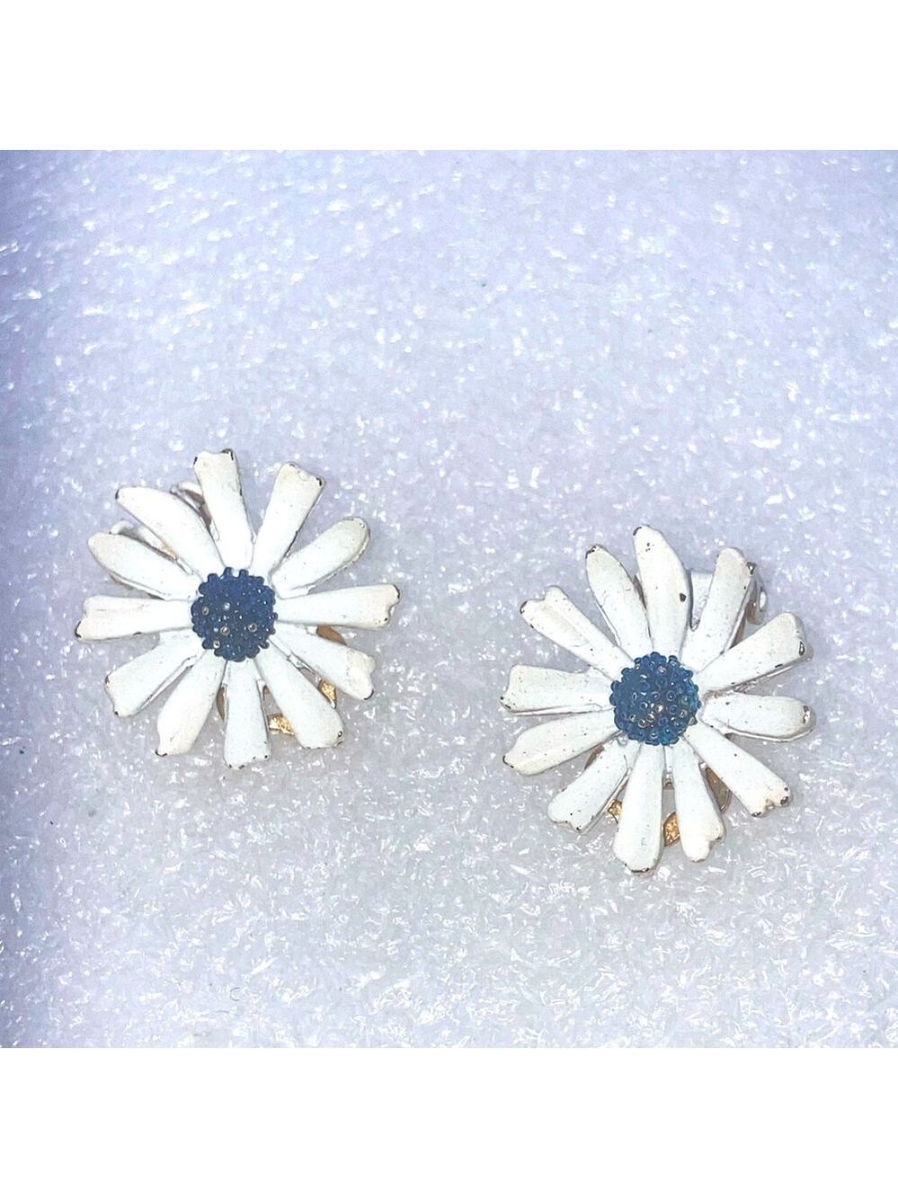 Vtg ART White & Blue Daisy Flower Gold Tone Clip On Earrings .9”